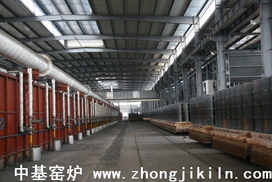 朝陽(yáng)金麟鐵粉廠187米寬斷面金屬框架全纖維棉體海綿鐵隧道窯側(cè)面一角